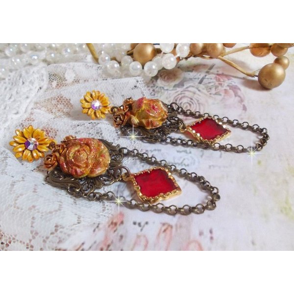 BO Feu de Lumi&egrave;re avec des cabochons roses de couleur Jaune et rouge en porcelaine, cristaux, mont&eacute;s sur estampes, feuilles en laiton, boucles marguerites &eacute;maill&eacute;es et pendentifs vitrail Rouge