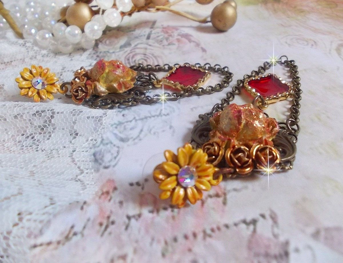 BO Feu de Lumière avec des cabochons roses de couleur Jaune et rouge en porcelaine, cristaux, montés sur estampes, feuilles en laiton, boucles marguerites émaillées et pendentifs vitrail Rouge