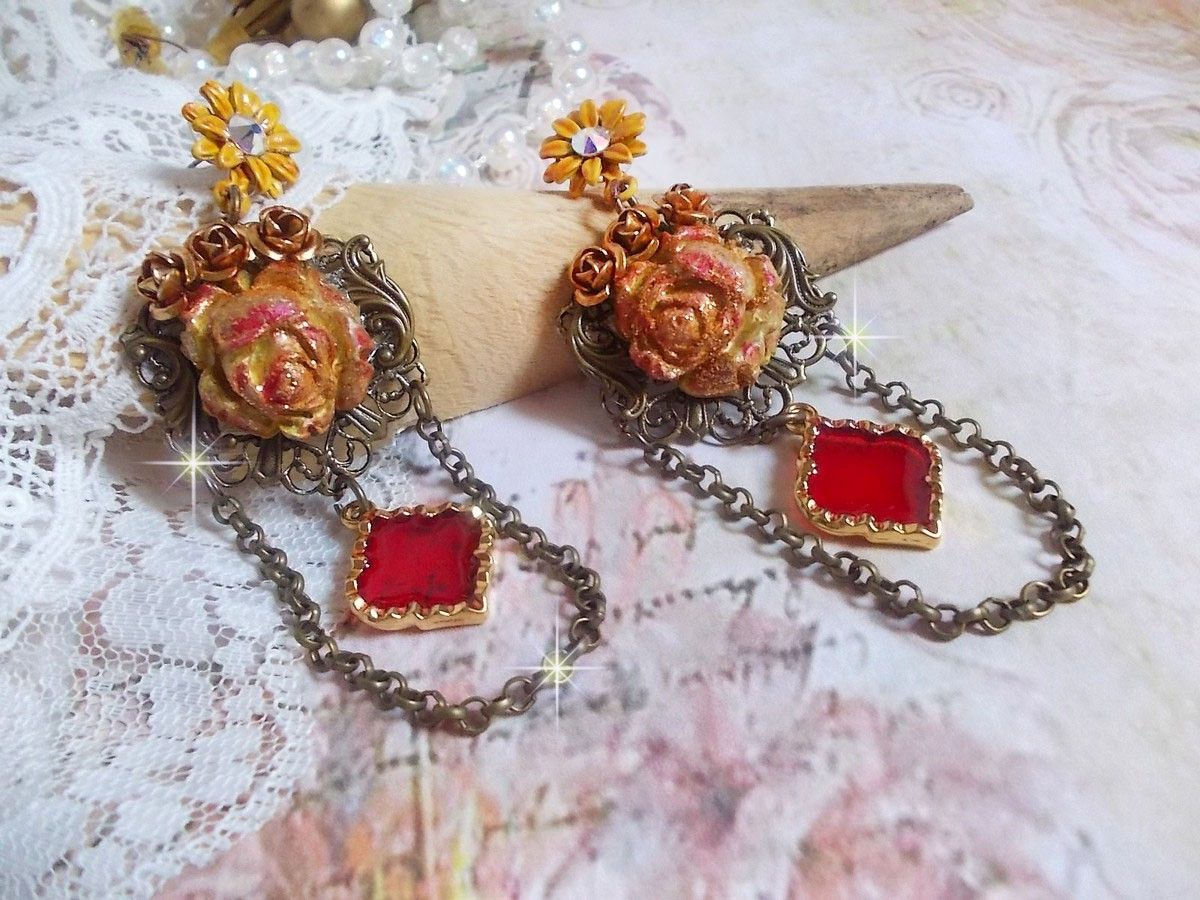 BO Feu de Lumière avec des cabochons roses de couleur Jaune et rouge en porcelaine, cristaux, montés sur estampes, feuilles en laiton, boucles marguerites émaillées et pendentifs vitrail Rouge