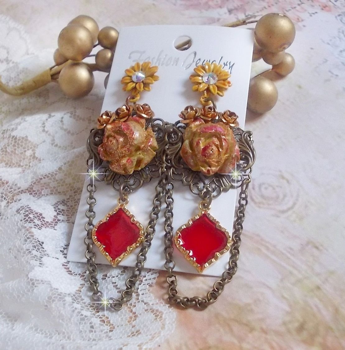 BO Feu de Lumière avec des cabochons roses de couleur Jaune et rouge en porcelaine, cristaux, montés sur estampes, feuilles en laiton, boucles marguerites émaillées et pendentifs vitrail Rouge