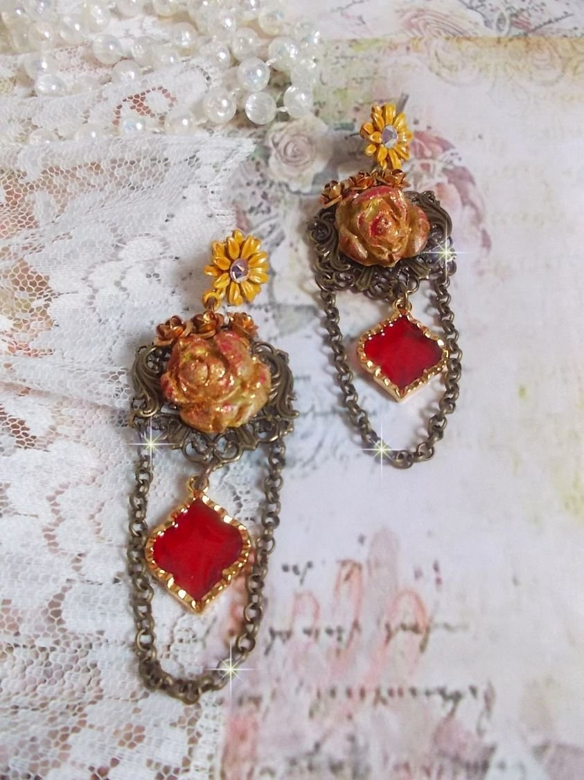 BO Feu de Lumière avec des cabochons roses de couleur Jaune et rouge en porcelaine, cristaux, montés sur estampes, feuilles en laiton, boucles marguerites émaillées et pendentifs vitrail Rouge