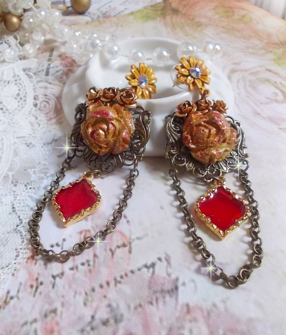 BO Feu de Lumière avec des cabochons roses de couleur Jaune et rouge en porcelaine, cristaux, montés sur estampes, feuilles en laiton, boucles marguerites émaillées et pendentifs vitrail Rouge