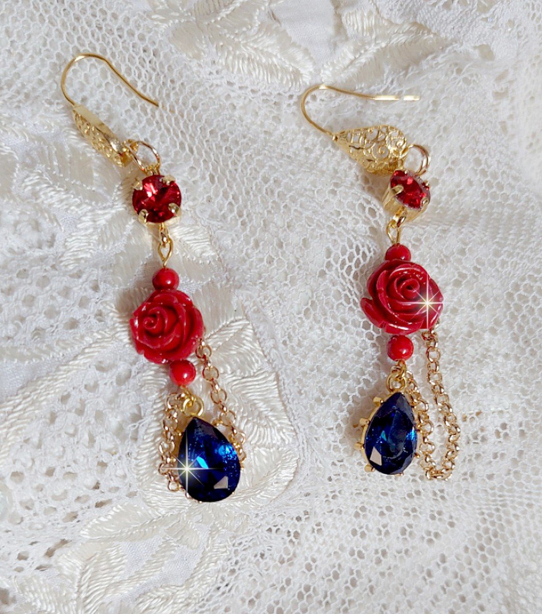 BO Flamenca montées avec des cabochons en Cristal et des roses en Résine aux couleurs Rouges à laquelle s’ajoute des perles rondes en Jade, une chaîne avec des poires en oxyde de Zirconium