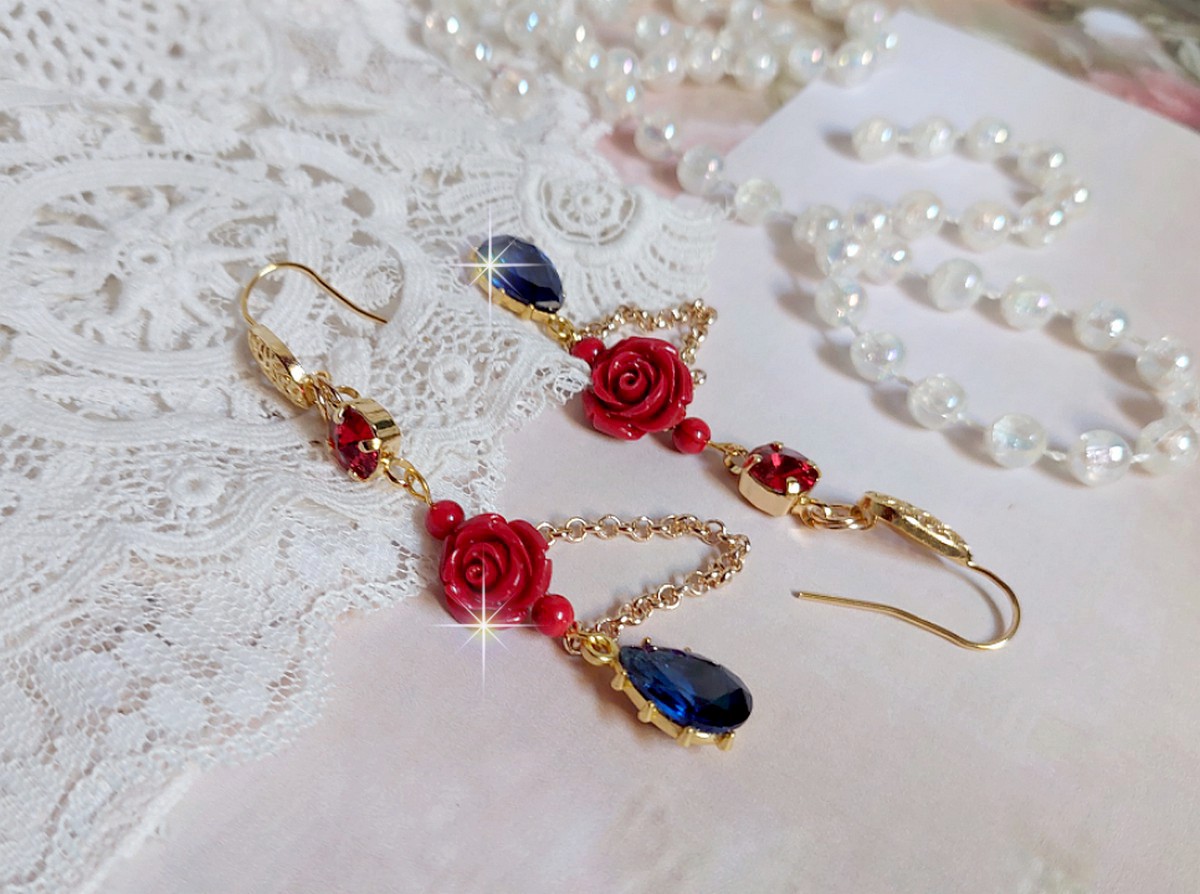 BO Flamenca montées avec des cabochons en Cristal et des roses en Résine aux couleurs Rouges à laquelle s’ajoute des perles rondes en Jade, une chaîne avec des poires en oxyde de Zirconium