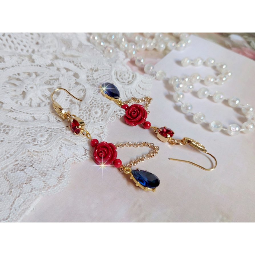 BO Flamenca montées avec des cabochons en Cristal et des roses en Résine aux couleurs Rouges à laquelle s’ajoute des perles rondes en Jade, une chaîne avec des poires en oxyde de Zirconium