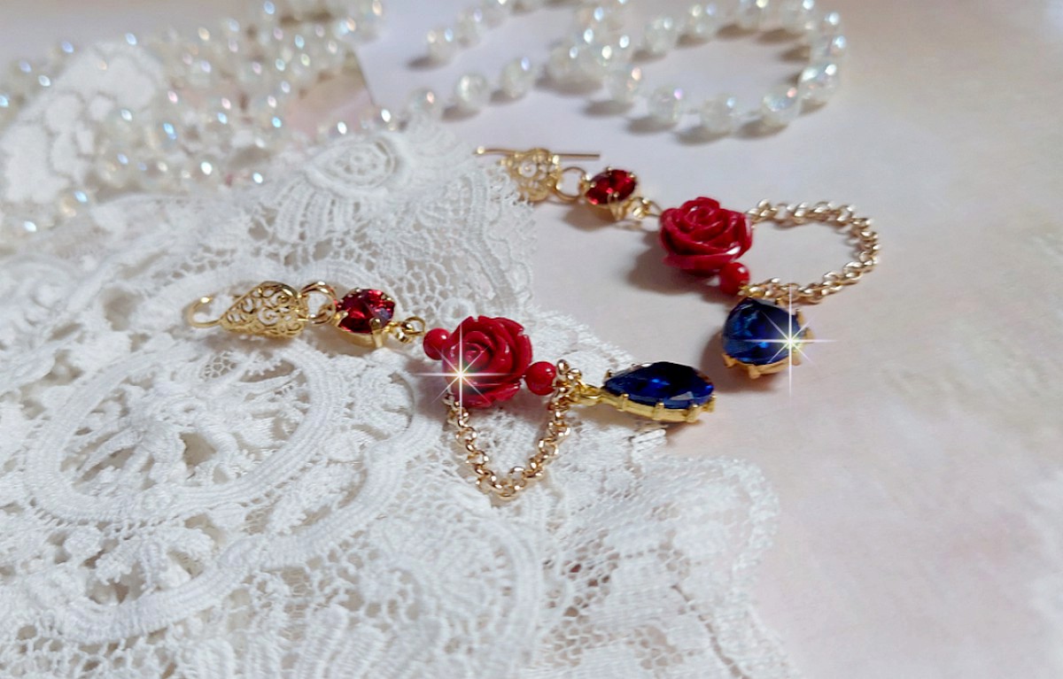 BO Flamenca montées avec des cabochons en Cristal et des roses en Résine aux couleurs Rouges à laquelle s’ajoute des perles rondes en Jade, une chaîne avec des poires en oxyde de Zirconium