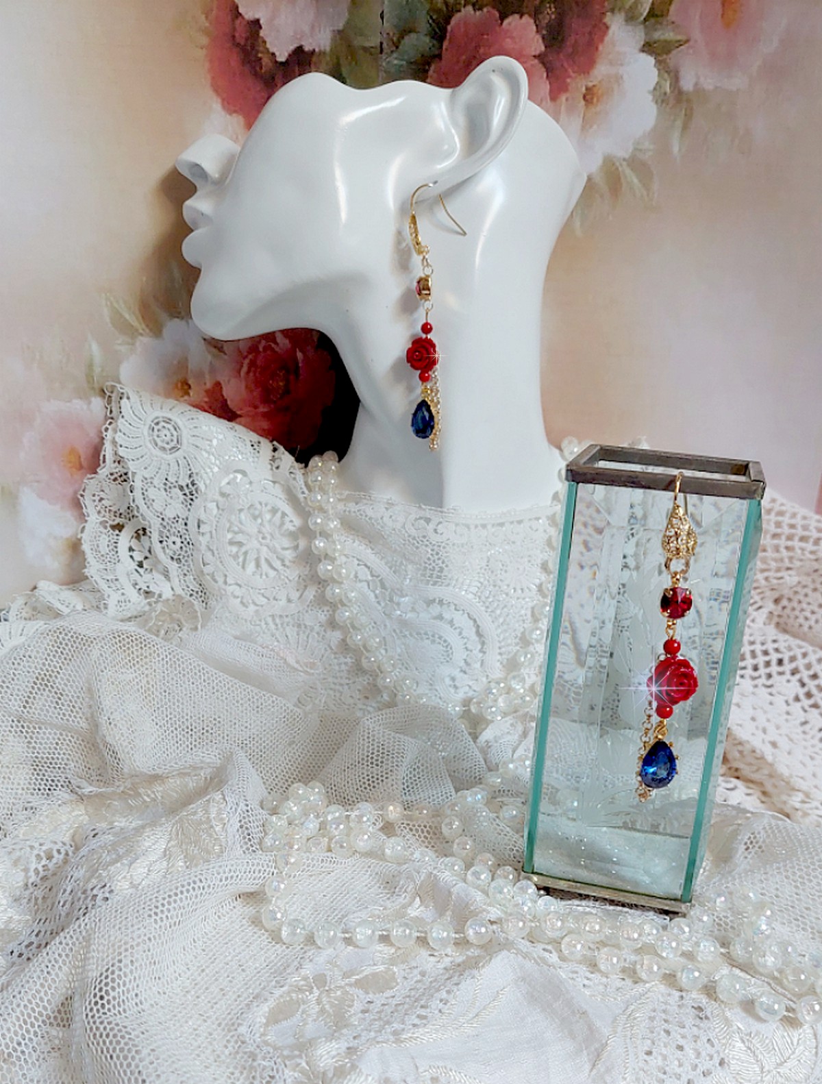 BO Flamenca montées avec des cabochons en Cristal et des roses en Résine aux couleurs Rouges à laquelle s’ajoute des perles rondes en Jade, une chaîne avec des poires en oxyde de Zirconium