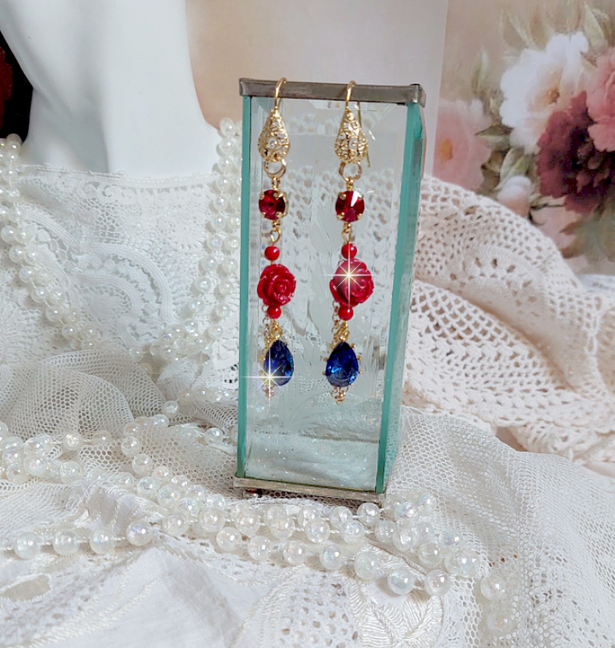 BO Flamenca montées avec des cabochons en Cristal et des roses en Résine aux couleurs Rouges à laquelle s’ajoute des perles rondes en Jade, une chaîne avec des poires en oxyde de Zirconium