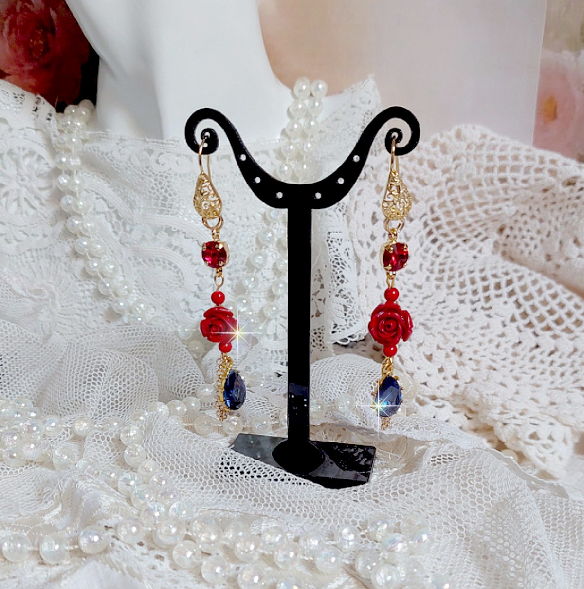 BO Flamenca montées avec des cabochons en Cristal et des roses en Résine aux couleurs Rouges à laquelle s’ajoute des perles rondes en Jade, une chaîne avec des poires en oxyde de Zirconium