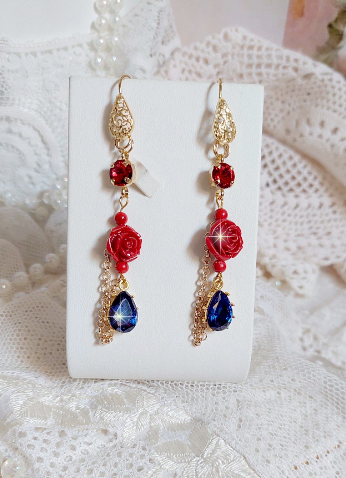 BO Flamenca montées avec des cabochons en Cristal et des roses en Résine aux couleurs Rouges à laquelle s’ajoute des perles rondes en Jade, une chaîne avec des poires en oxyde de Zirconium