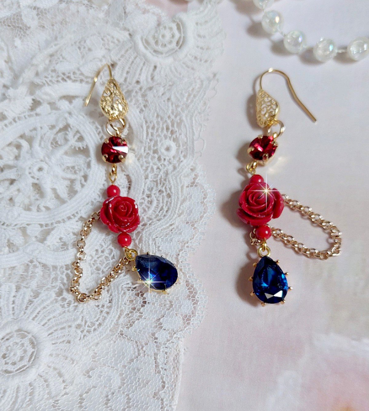 BO Flamenca montées avec des cabochons en Cristal et des roses en Résine aux couleurs Rouges à laquelle s’ajoute des perles rondes en Jade, une chaîne avec des poires en oxyde de Zirconium