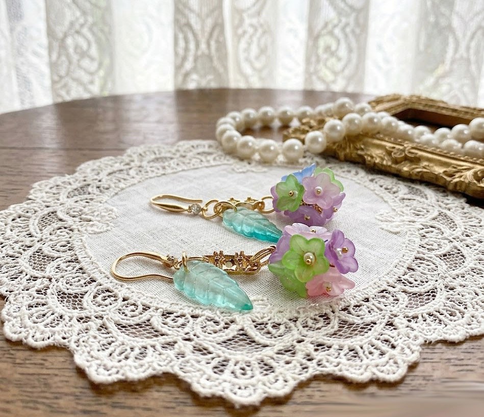 BO Fleurettes cr&eacute;&eacute;es avec fleurs synth&eacute;tiques, perles verres et Cristaux de Swarovski