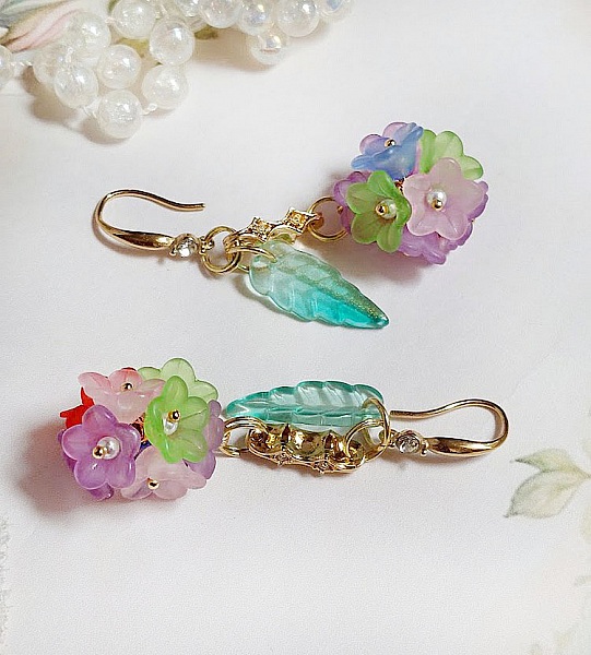 BO Fleurettes cr&eacute;&eacute;es avec fleurs synth&eacute;tiques, perles verres et Cristaux de Swarovski