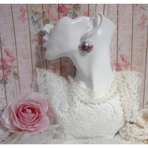 BO Fleurs de Cabaret avec des cabochons ronds Bordeaux en cristal de Swarovski, des toupies Fuschia, des fleurs clochettes en verre sur une base pendentif argent&eacute;e et des clous d'oreilles en m&eacute;tal