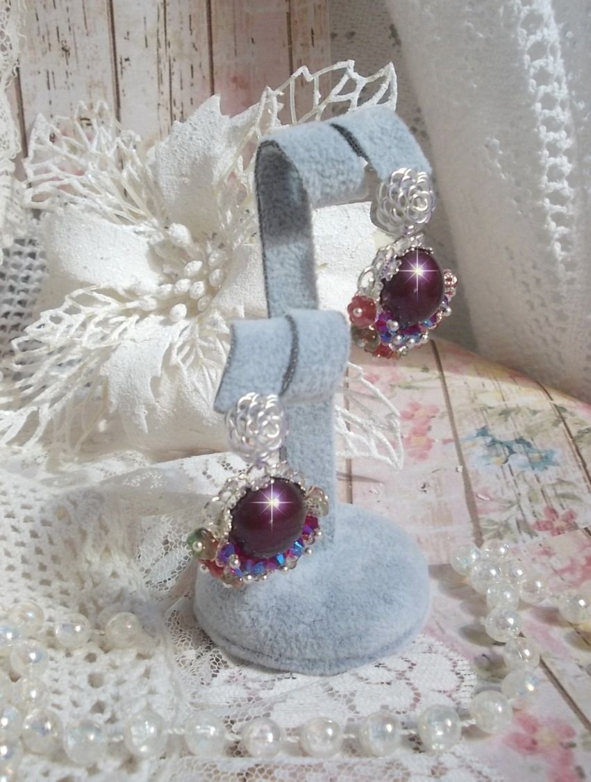 BO Fleurs de Cabaret avec des cabochons ronds Bordeaux en cristal de Swarovski, des toupies Fuschia, des fleurs clochettes en verre sur une base pendentif argentée et des clous d'oreilles en métal