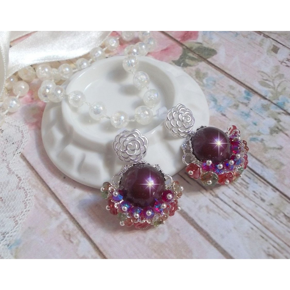 BO Fleurs de Cabaret avec des cabochons ronds Bordeaux en cristal de Swarovski, des toupies Fuschia, des fleurs clochettes en verre sur une base pendentif argentée et des clous d'oreilles en métal