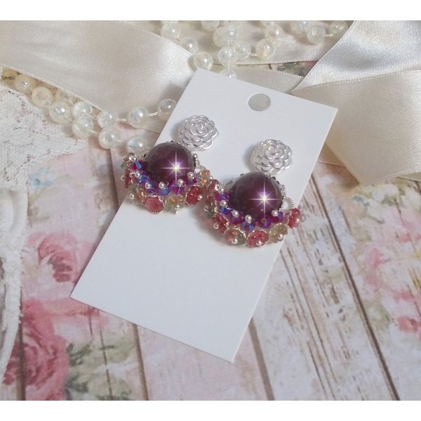 BO Fleurs de Cabaret avec des cabochons ronds Bordeaux en cristal de Swarovski, des toupies Fuschia, des fleurs clochettes en verre sur une base pendentif argent&eacute;e et des clous d'oreilles en m&eacute;tal