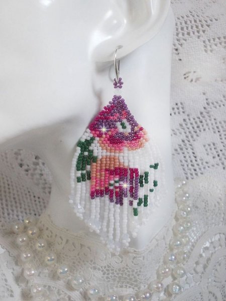 BO Kirschbl&uuml;ten kreiert mit Rocailles in den Farben Opaque White, Pink in verschiedenen Schattierungen, Gr&uuml;n mit Toupies