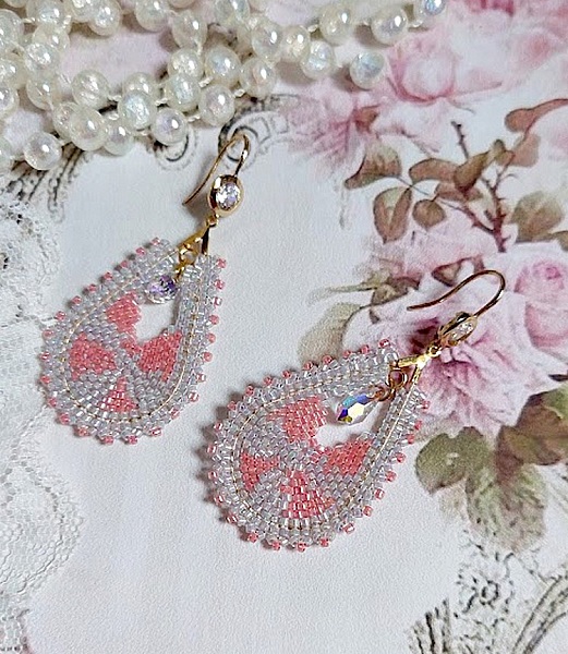 BO Florentine Lavande mont&eacute;es avec rocailles en verre, perles cristal Swarovski et crochets laiton