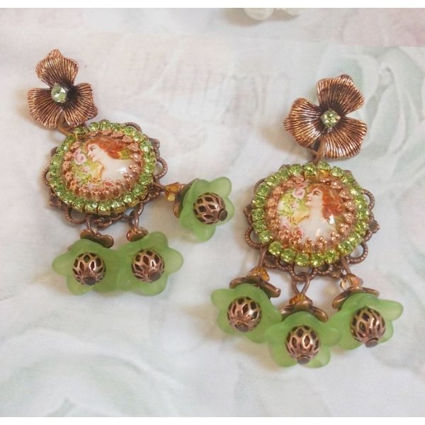 BO Forest of Flowers kreiert mit Luzitblumen, Lupen-Cabochons, Kristallen, Stempeln und verschiedenen Accessoires