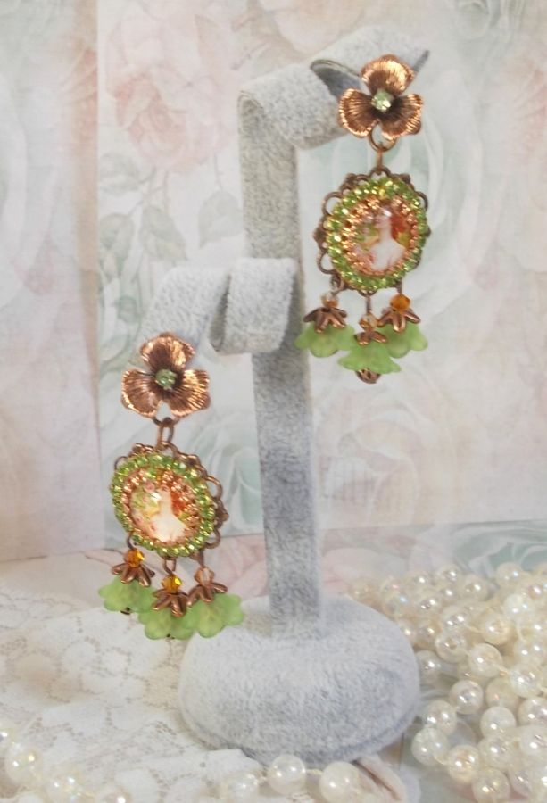 BO Forest of Flowers kreiert mit Luzitblumen, Lupen-Cabochons, Kristallen, Stempeln und verschiedenen Accessoires