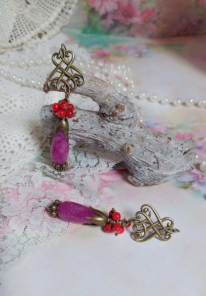 BO Framboises mont&eacute;es avec des perles en Jade, clous, rondelles, coupelles et crochets d'oreilles estampes 