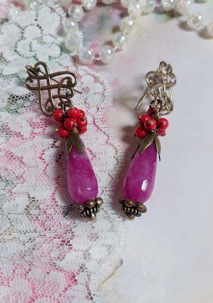 BO Framboises mont&eacute;es avec des perles en Jade, clous, rondelles, coupelles et crochets d'oreilles estampes 