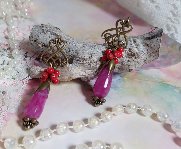 BO Framboises mont&eacute;es avec des perles en Jade, clous, rondelles, coupelles et crochets d'oreilles estampes 