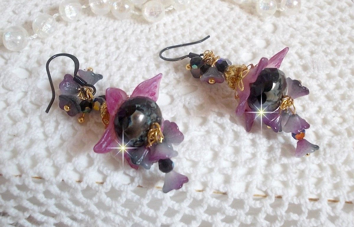 BO Funky Black kreiert mit handgemalten lilafarbenen Luzitblumen, Kristallen, Glasperlen und verschiedenen Accessoires in Gold und Schwarz