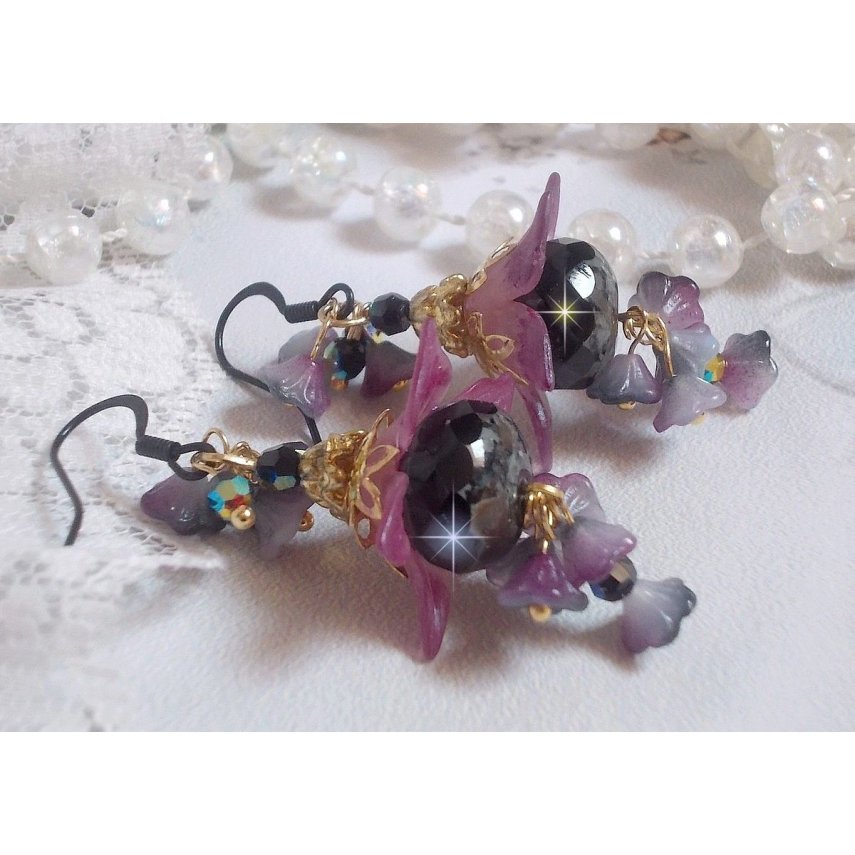 BO Funky Black kreiert mit handgemalten lilafarbenen Luzitblumen, Kristallen, Glasperlen und verschiedenen Accessoires in Gold und Schwarz