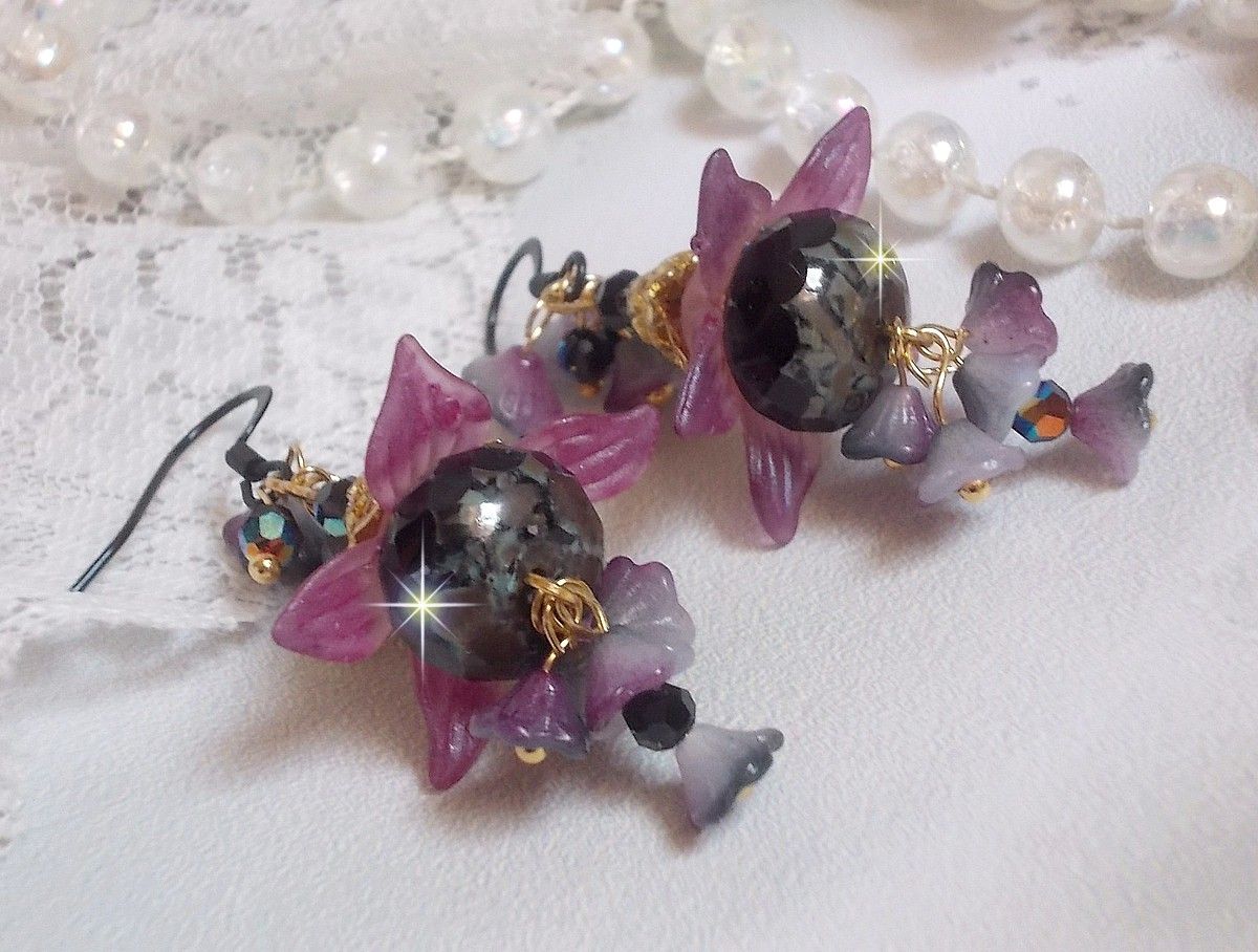 BO Funky Black kreiert mit handgemalten lilafarbenen Luzitblumen, Kristallen, Glasperlen und verschiedenen Accessoires in Gold und Schwarz