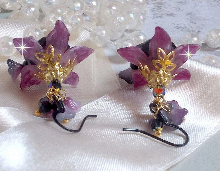 BO Funky Black kreiert mit handgemalten lilafarbenen Luzitblumen, Kristallen, Glasperlen und verschiedenen Accessoires in Gold und Schwarz