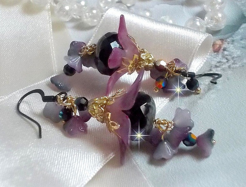 BO Funky Black kreiert mit handgemalten lilafarbenen Luzitblumen, Kristallen, Glasperlen und verschiedenen Accessoires in Gold und Schwarz