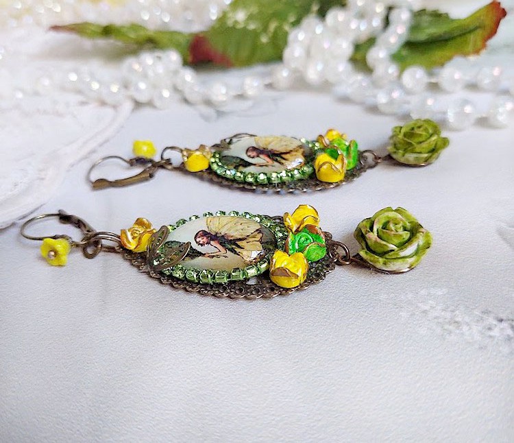 BO F&eacute;e papillon mont&eacute;es avec cabochons ovales verres, strass, fleurs polym&egrave;res et dormeuses en laiton