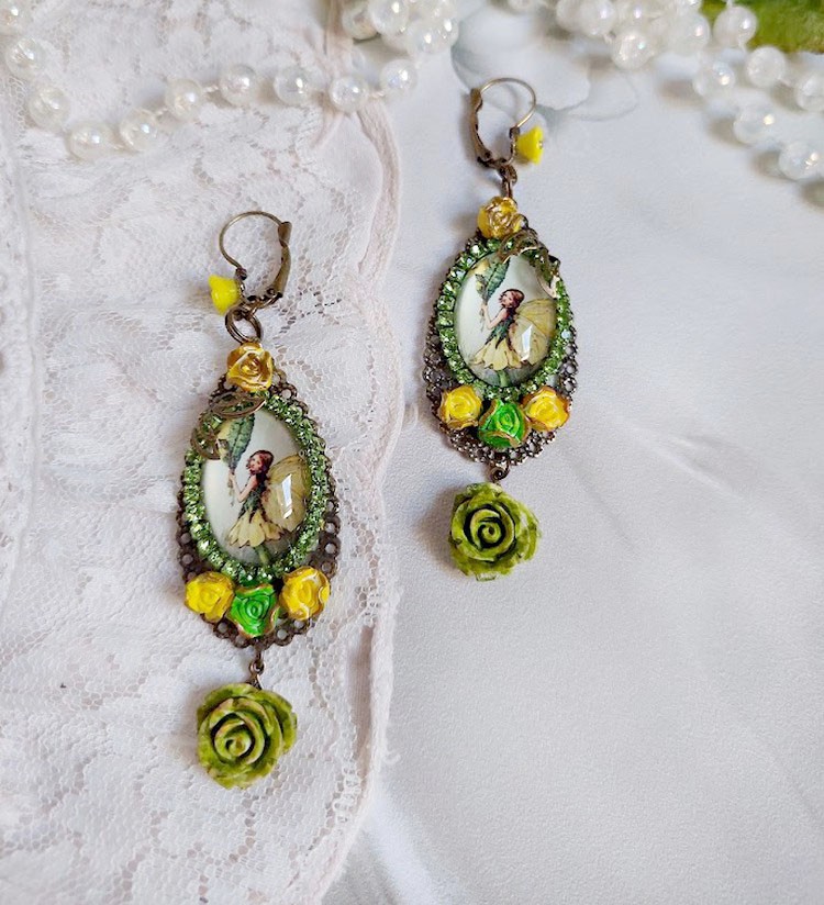 BO F&eacute;e papillon mont&eacute;es avec cabochons ovales verres, strass, fleurs polym&egrave;res et dormeuses en laiton