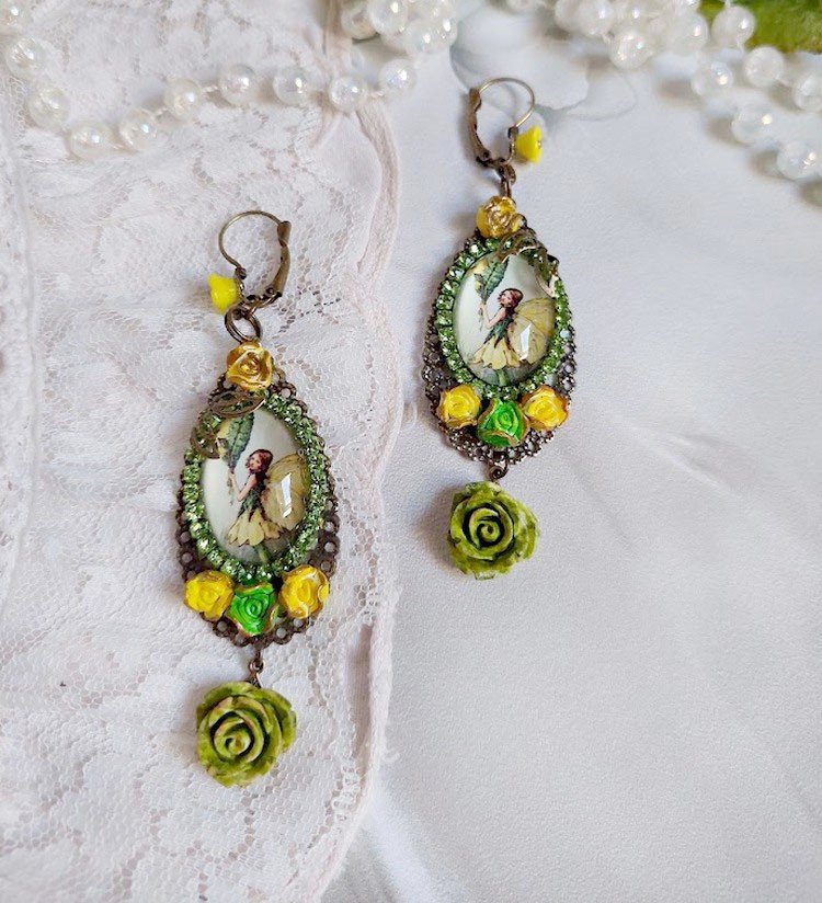 BO F&eacute;e papillon mont&eacute;es avec cabochons ovales verres, strass, fleurs polym&egrave;res et dormeuses en laiton