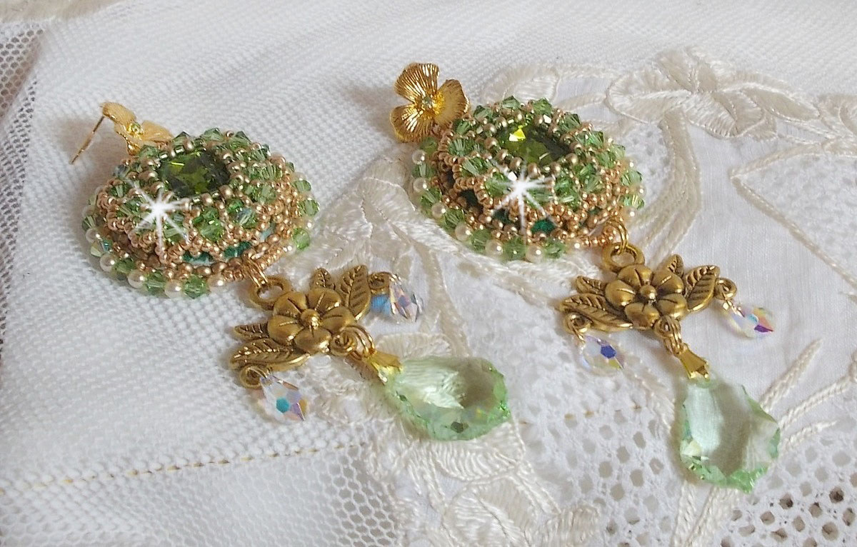 BO Garden Party bestickt mit grünen Vintage-Cabochons, Swarovski-Kristallen, Perlmuttperlen und Miyuki-Rocailles