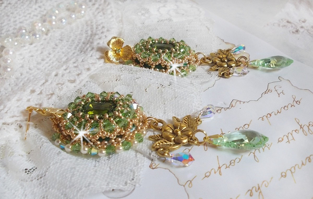 BO Garden Party bestickt mit grünen Vintage-Cabochons, Swarovski-Kristallen, Perlmuttperlen und Miyuki-Rocailles