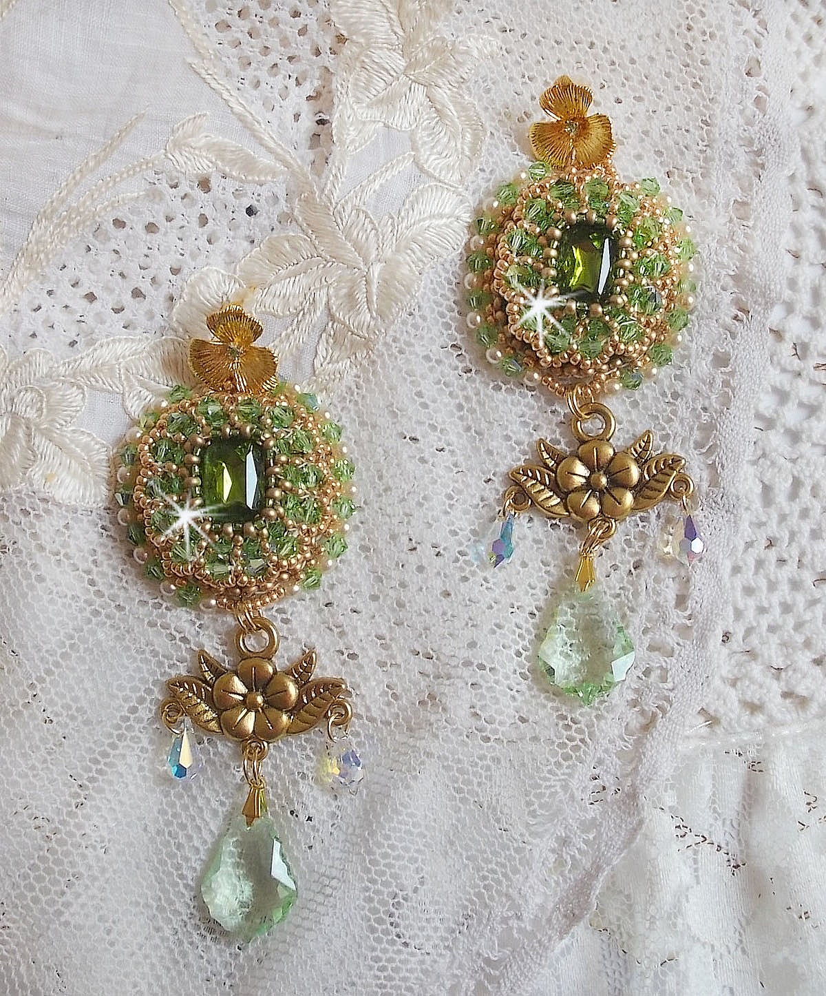BO Garden Party bestickt mit gr&uuml;nen Vintage-Cabochons, Swarovski-Kristallen, Perlmuttperlen und Miyuki-Rocailles