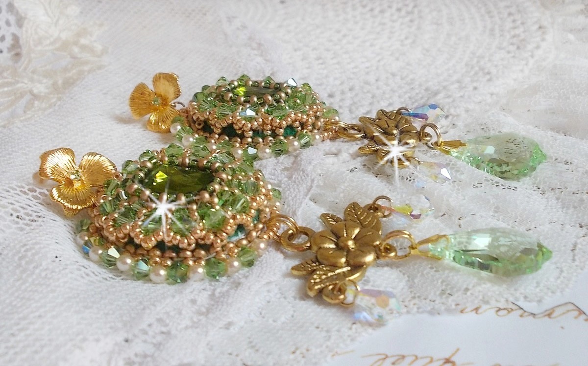 BO Garden Party bestickt mit grünen Vintage-Cabochons, Swarovski-Kristallen, Perlmuttperlen und Miyuki-Rocailles