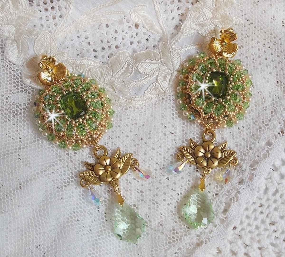 BO Garden Party bestickt mit grünen Vintage-Cabochons, Swarovski-Kristallen, Perlmuttperlen und Miyuki-Rocailles