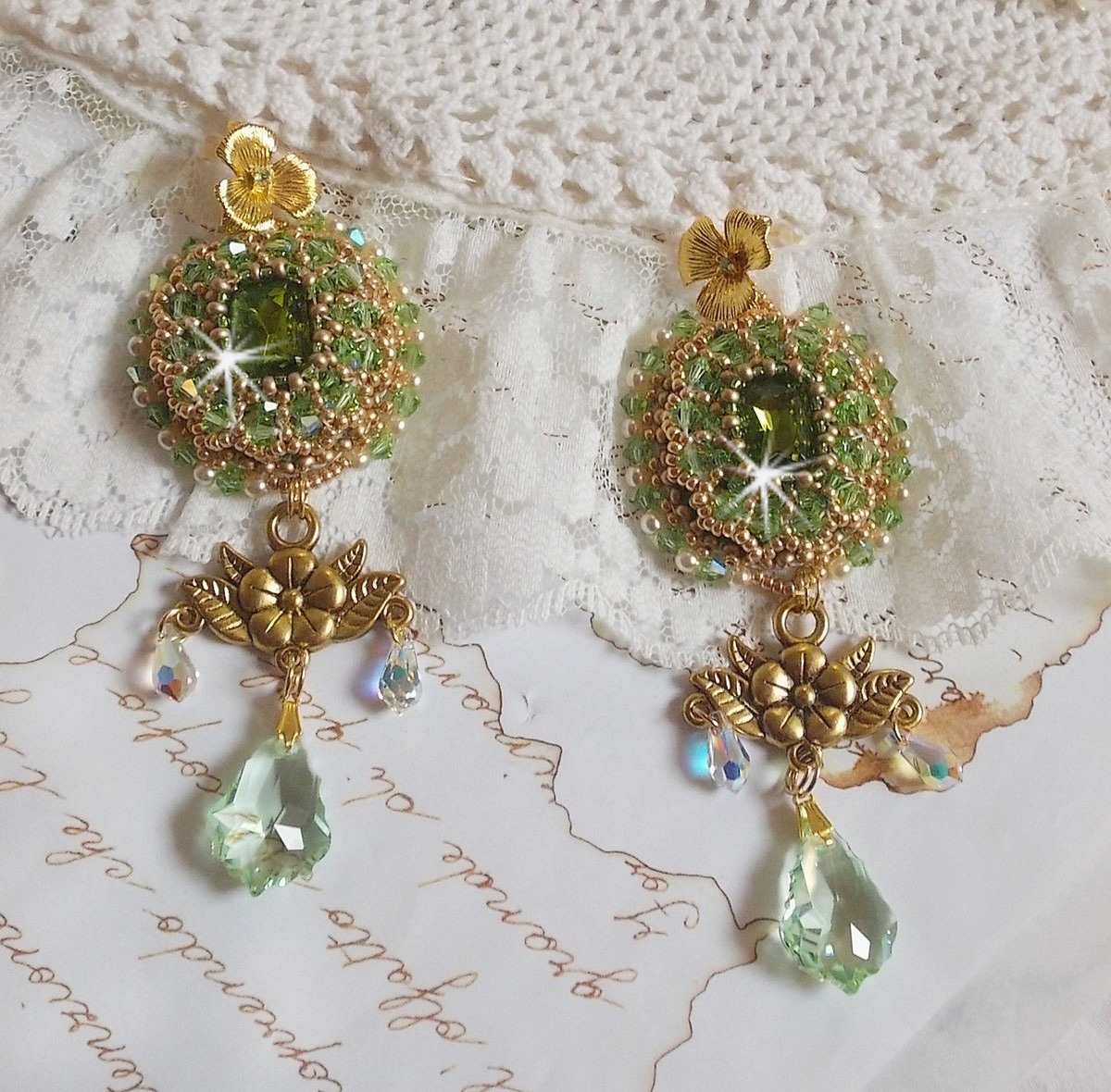 BO Garden Party bestickt mit grünen Vintage-Cabochons, Swarovski-Kristallen, Perlmuttperlen und Miyuki-Rocailles