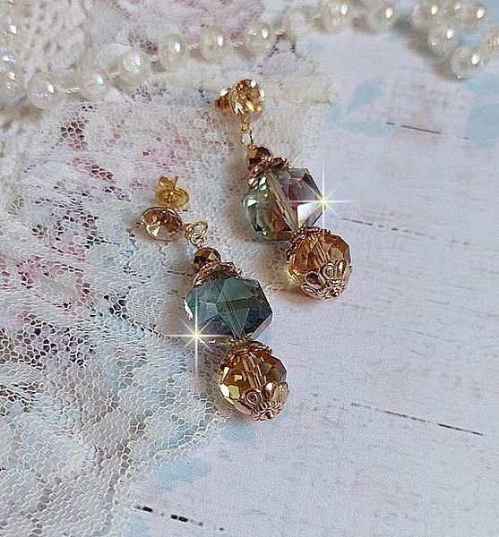 BO Glamour Scintillant mont&eacute;es avec cabochons et perles en Cristal, perles cubes octogonaux cristal &eacute;lectrolytique et clous d'oreilles en laiton dor&eacute;