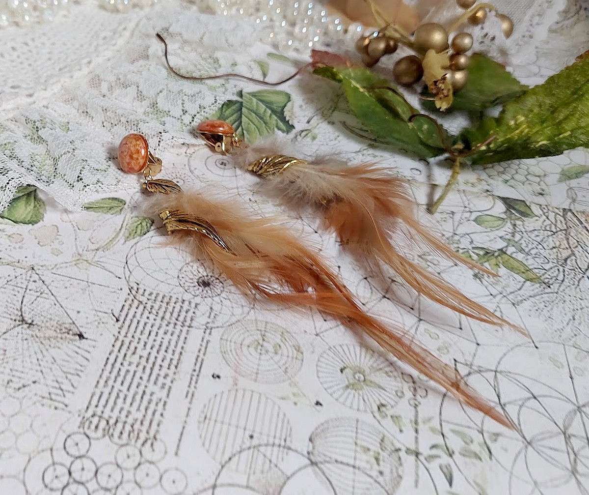 BO Grandes Plumes Ambre montées avec des plumes de Coq trois tons, breloques feuilles torsadéesl, cabochons en Verre et clips d’oreilles en laiton