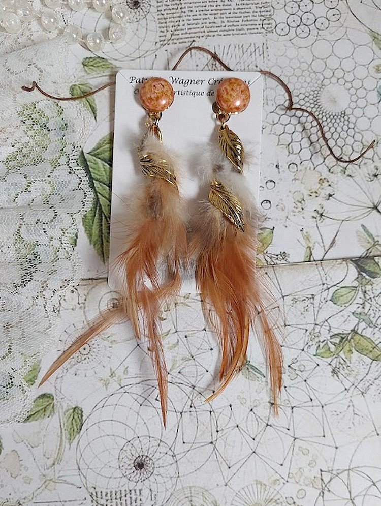 BO Grandes Plumes Ambre montées avec des plumes de Coq effet trois tons Beige, Marron et Blanc, breloques feuilles torsadées Viel Or en Métal, cabochons en Verre sur des clips d’oreill