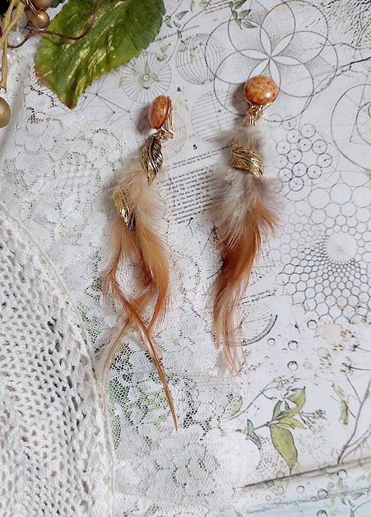 BO Grandes Plumes Ambre montées avec des plumes de Coq trois tons, breloques feuilles torsadéesl, cabochons en Verre et clips d’oreilles en laiton