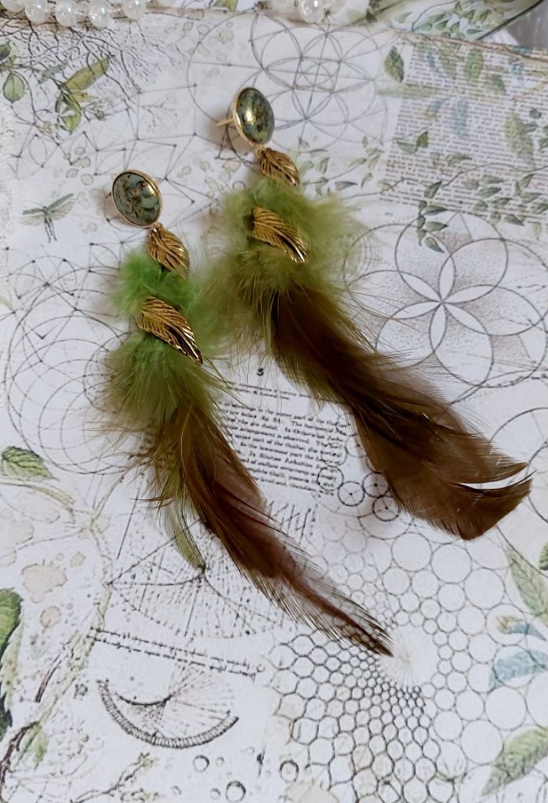 BO Grandes Plumes Vertes montées avec des plumes de Coq effet deux tons Vert et Marron, breloques feuilles torsadées Viel Or en Métal, cabochons en Verre sur des clous d’oreilles Dorés en Laiton