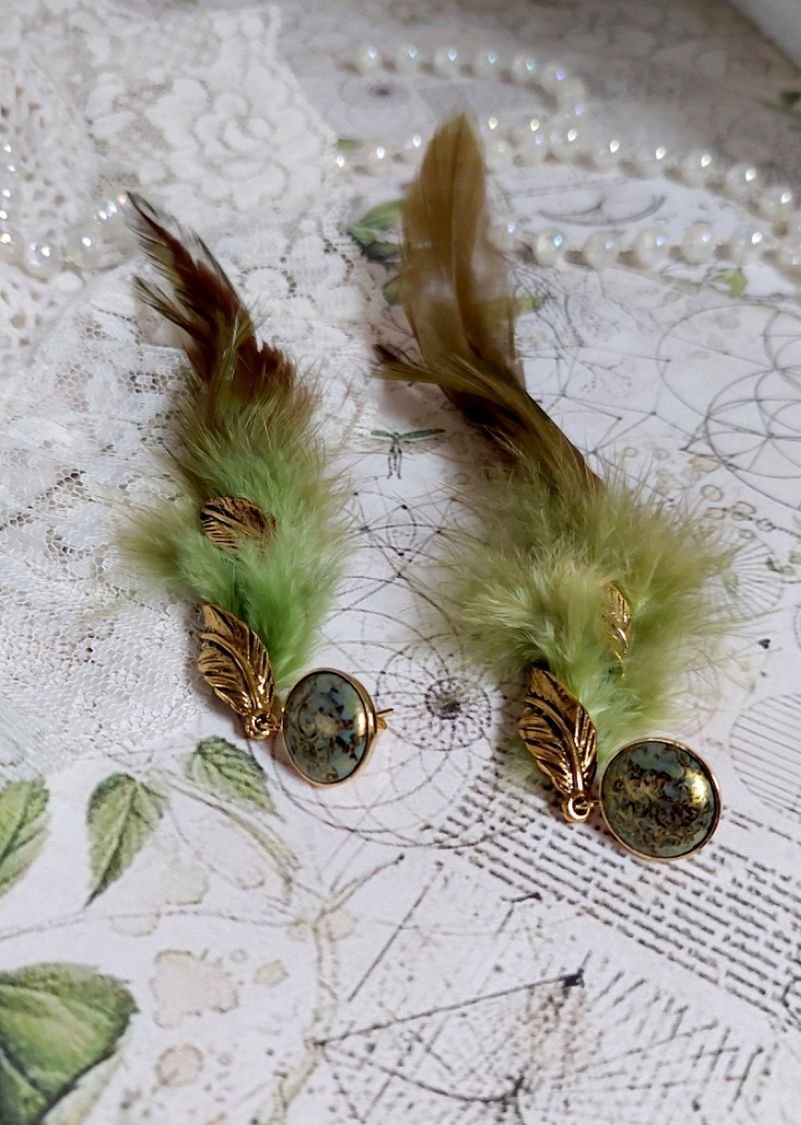 BO Grandes Plumes Vertes montées avec des plumes de Coq effet deux tons Vert et Marron, breloques feuilles torsadées Viel Or en Métal, cabochons en Verre sur des clous d’oreilles Dorés en Laiton