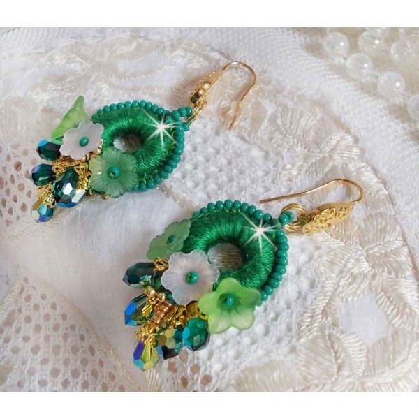 BO Green Iris bestickt mit smaragdgr&uuml;ner DMC-Baumwolle und Swarovski-Kristalltropfen