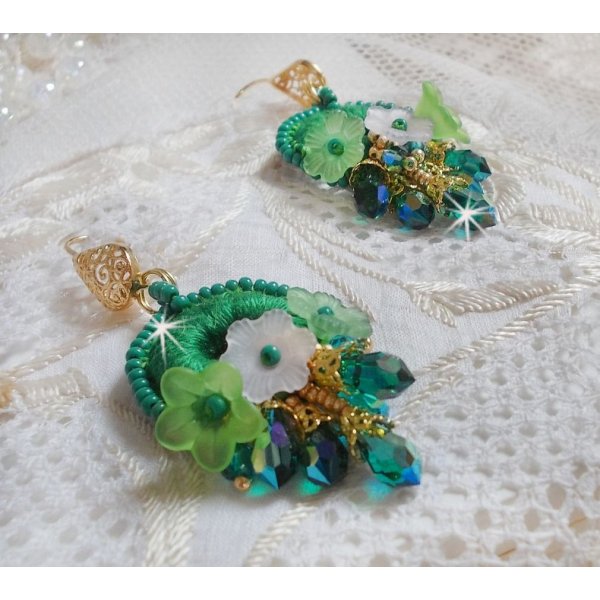 BO Green Iris bestickt mit smaragdgr&uuml;ner DMC-Baumwolle und Swarovski-Kristalltropfen